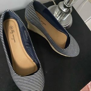 I’m selling cute wedge heels 👠!